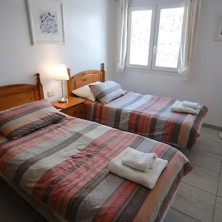 In Puerto Del Carmen Sleeps 5 Includes Swimming Pool And Air Con 8 Vila *