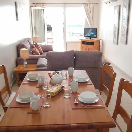 In Puerto Del Carmen Sleeps 5 Includes Swimming Pool And Air Con 8 Vila Puerto del Carmen (Lanzarote)