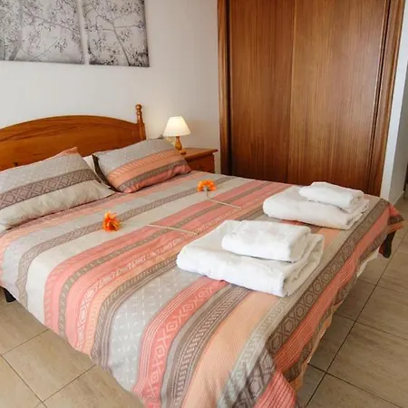 In Puerto Del Carmen Sleeps 5 Includes Swimming Pool And Air Con 8 Vila